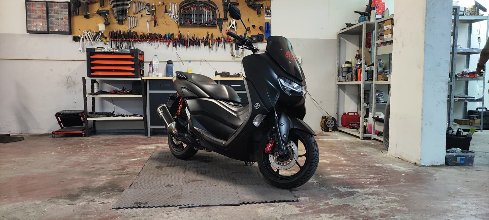 Scooter em manutenção na oficina de motociclos em Almada