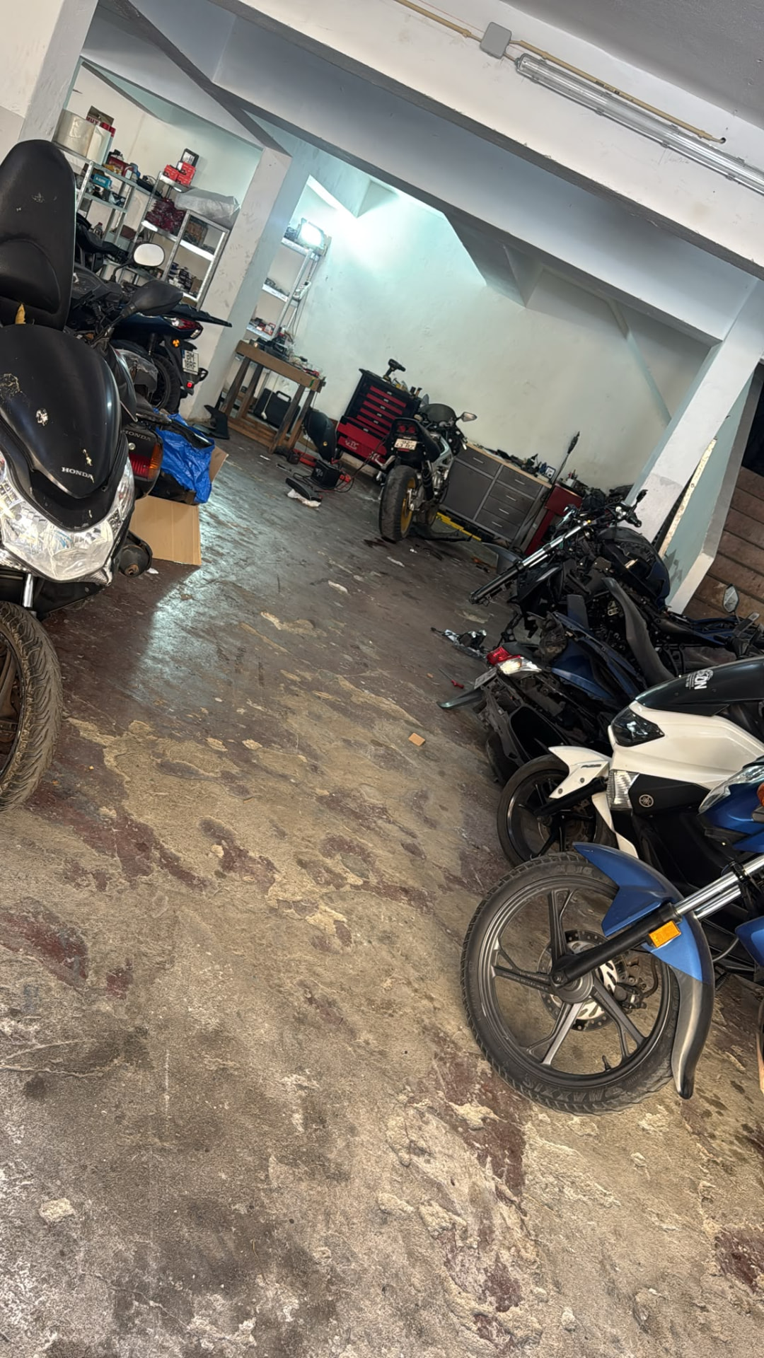 Espaço de trabalho com motos em reparação na ON Performance
