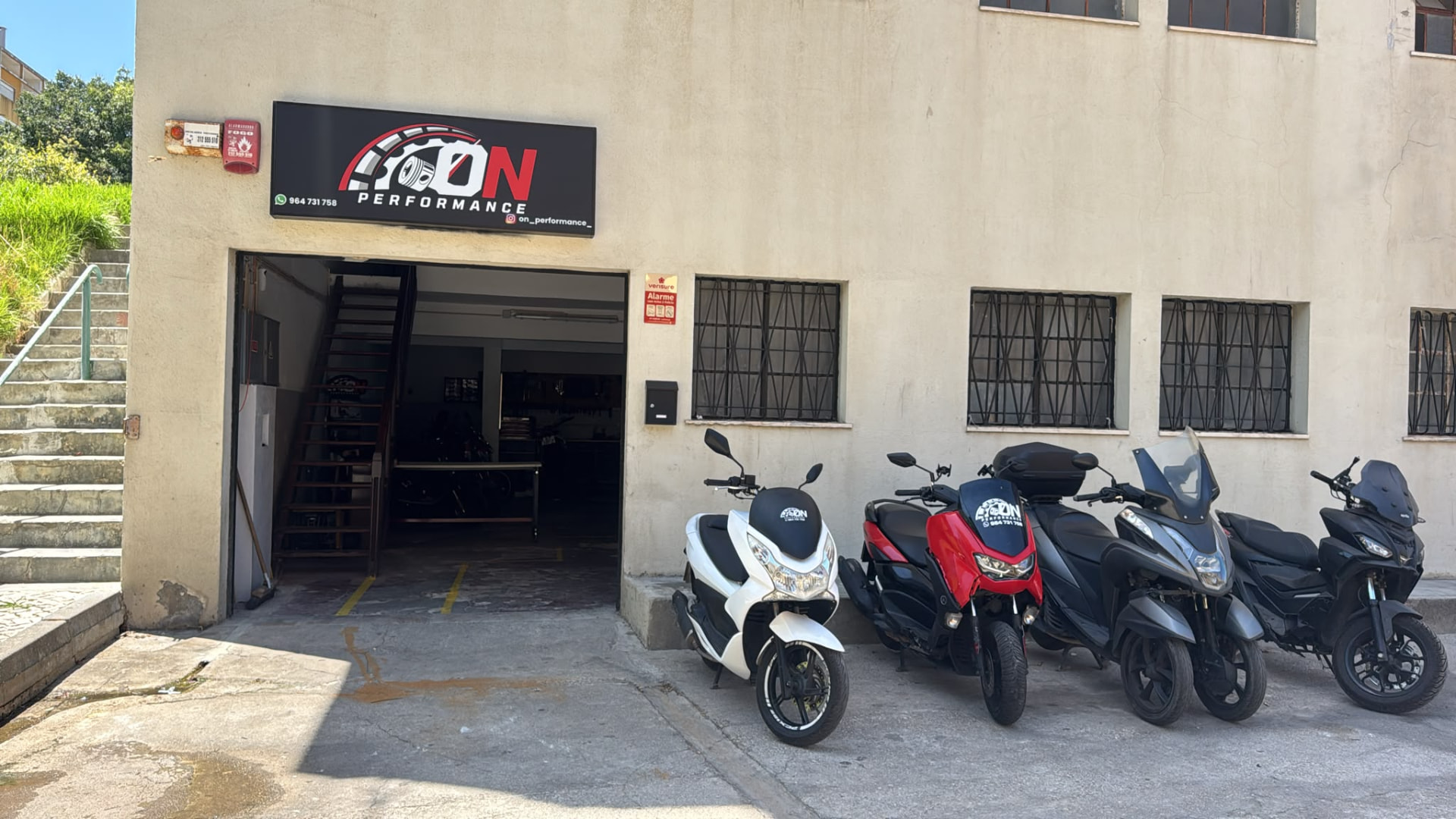 Fachada da oficina de motos ON Performance em Almada